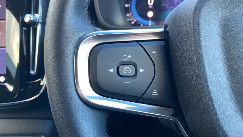 Volvo XC40 2.0 B4P Plus Dark 5dr Auto Petrol Estate